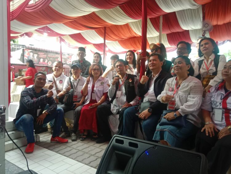 FOTO BERSAMA: Ketua KRG, Budiman Nadapdap foto bersama dengan ketua-ketua relawan di Kantor Sekretariat KRG Jalan Hayam Wuruk No. 11 Medan, Jumat (10/11/2023). (Foto: Dok/Tumpal Manik)