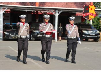Polres Gowa menggelar upacara peringatan Hari Pahlawan dengan khidmat di lapangan Apel Ashabur Rifky. Kapolres Gowa, AKBP R.T.S Simanjuntak, S.H., S.I.K., M.M., M.I.K., memimpin upacara sebagai Inspektur Upacara pada Jumat (10/11/2023) pagi.