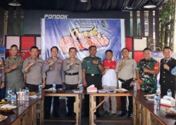 Kantin Presisi Polresta Manado menjadi saksi kegiatan “Jumat Bacarita” yang membahas kesiapan rencana pembuatan pasar kilat menjelang Natal, khususnya di TKB Kota Manado yang berpotensi menyebabkan kemacetan lalu lintas. Jumat, 10 November 2023, pukul 08.30 WITA.