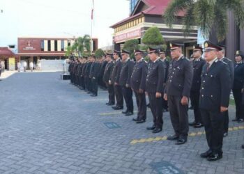 Wakapolresta Manado, AKBP Faisol Wahyudi, memimpin jalannya Upacara Hari Pahlawan di Markas Komando Polresta Manado, Sabtu (11/10/2023).