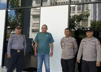Personel Satgas Preventif dengan sigap melaksanakan pengamanan di Gudang Logistik KPU Manado yang berlokasi di Gedung Auditorium Kampus Politeknik Buha, Kecamatan Mapanget, Kota Manado