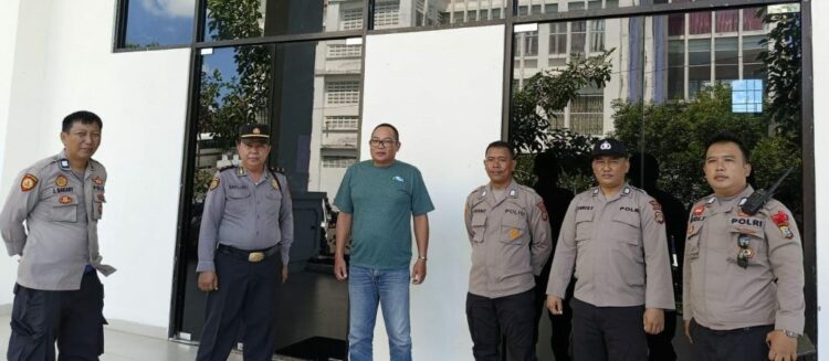 Personel Satgas Preventif dengan sigap melaksanakan pengamanan di Gudang Logistik KPU Manado yang berlokasi di Gedung Auditorium Kampus Politeknik Buha, Kecamatan Mapanget, Kota Manado