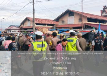 Polsek Kota Sidikalang menggelar pengamanan dan pengaturan di sekitar Pasar Sidikalang, Sabtu (11/11/2023).