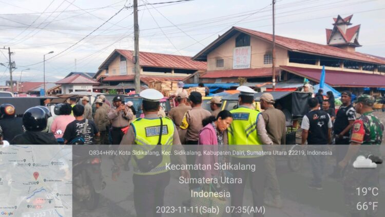 Polsek Kota Sidikalang menggelar pengamanan dan pengaturan di sekitar Pasar Sidikalang, Sabtu (11/11/2023).