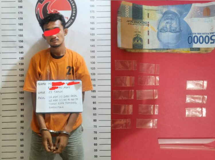Satu orang tersangka yang menjual narkotika jenis sabu atas nama MAR dan ditemukan Barang Bukti 3 buah paket sabu dengan berat 0.54 gram bruto 2 buah skop terbuat dari pipet, Uang hasil penjualan Rp. 145.000 dan 10 plastik klip kosong.