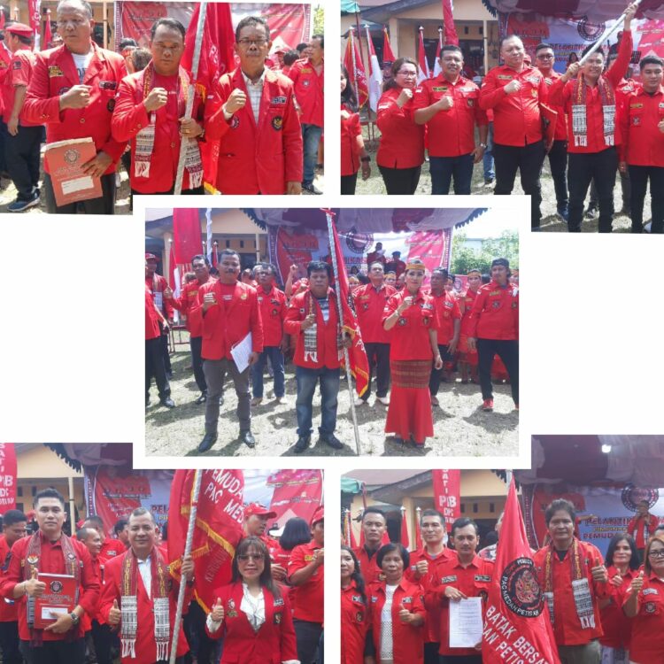 FOTO BERSAMA: Kelima ketua PAC terpilih foto bersama usai pelantikan, Jumat (11/11/2023). (Foto Dok/ TM)