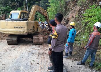 Polsek Beutong Polres Nagan Raya beraksi dengan sigap dan Cepat membersihkan jalan yang terdampak longsor di Jalan lintas Meulaboh-takengon tepatnya di desa Blang puuk kecamatan Beutong Ateuh Banggalang kabupaten Nagan Raya, Sabtu (11/11/23).