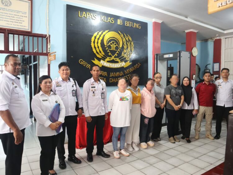 Sebanyak lima orang warga binaan Lembaga Pemasyarakatan (Lapas) Kelas IIB Bitung Kanwil Kemenkumham Sulawesi Utara ke Lapas Perempuan Manado. Jumat (10/11/23).