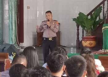 COOLING SYSTEM: Kasat Binmas Polrestabes Medan Kompol Kamdani menggelar cooling system Operasi Mantab Brata di Gereja HKBP Sion Jalan Makmur Cinta Damai, Kecamatan Helvetia, Minggu (12/11/2023).(Foto Dok/Polrestabes)