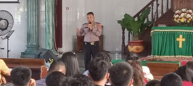 COOLING SYSTEM: Kasat Binmas Polrestabes Medan Kompol Kamdani menggelar cooling system Operasi Mantab Brata di Gereja HKBP Sion Jalan Makmur Cinta Damai, Kecamatan Helvetia, Minggu (12/11/2023).(Foto Dok/Polrestabes)