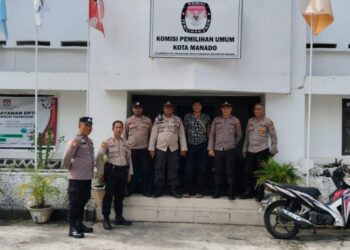Patroli dialogis di sekitar kantor Komisi Pemilihan Umum (KPU) Kota Manado, dengan tujuan memantau dan memastikan situasi tetap aman serta terkendali, Minggu (12/11/2023).