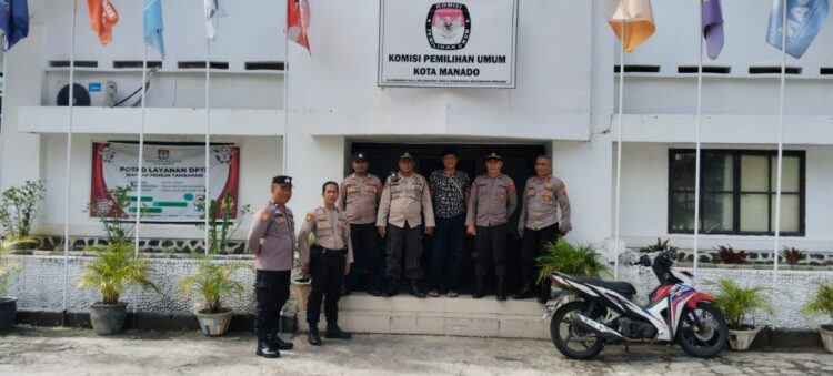 Patroli dialogis di sekitar kantor Komisi Pemilihan Umum (KPU) Kota Manado, dengan tujuan memantau dan memastikan situasi tetap aman serta terkendali, Minggu (12/11/2023).