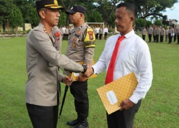 PENGHARGAAN : Kapolres Sergai, AKBP Oxy Yudha Pratesta memberikan penghargaan kepada Aiptu Jose Rizal Sihotang, Bintara Satreskrim yang berprestasi, Senin (13/11/2023). (Foto Dok/Humas Polres Sergai)