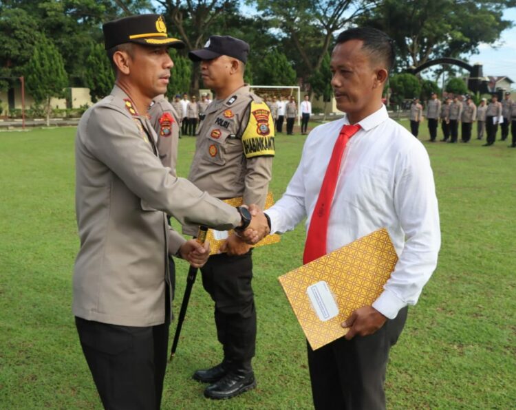 PENGHARGAAN : Kapolres Sergai, AKBP Oxy Yudha Pratesta memberikan penghargaan kepada Aiptu Jose Rizal Sihotang, Bintara Satreskrim yang berprestasi, Senin (13/11/2023). (Foto Dok/Humas Polres Sergai)