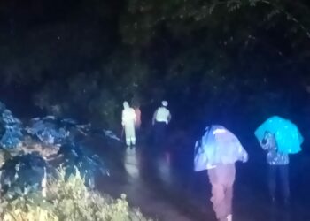 Personil Polres Dairi yang mendapat laporan dari warga melalui layanan call Centre 110 tentang adanya longsor dan pohon tumbang di Jalinsum Sidikalang Tanah Karo tepatnya antara Leter S dengan Jembatan Lae Pendaroh dipimpin Pawas Kasat Obvit AKP Lamhot P Sinaga bersama piket fungsi, bergerak cepat menuju lokasi dan membersihkan lokasi longsor dan pohon tumbang. Selasa 14 Nopember 2023 sekira pukul 01.00 Wib.