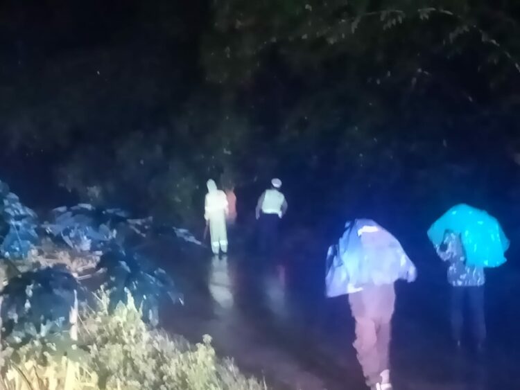 Personil Polres Dairi yang mendapat laporan dari warga melalui layanan call Centre 110 tentang adanya longsor dan pohon tumbang di Jalinsum Sidikalang Tanah Karo tepatnya antara Leter S dengan Jembatan Lae Pendaroh dipimpin Pawas Kasat Obvit AKP Lamhot P Sinaga bersama piket fungsi, bergerak cepat menuju lokasi dan membersihkan lokasi longsor dan pohon tumbang. Selasa 14 Nopember 2023 sekira pukul 01.00 Wib.