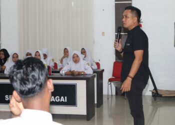 Siswa/i Sekolah Menengah Kejuruan Negeri (SMKN) 2 Seirampah Kabupaten Serdangbedagai (Sergai) melakukan kunjungan ke Polres Sergai, Senin (13/11/2023) sore.