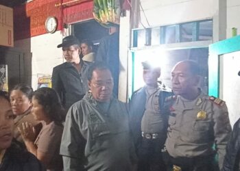 Personil Polres Samosir bantu warga terkena banjir bandang Pada hari Senin tanggal 13 November 2023 Pukul 18:30 Wib di Kecamatan Harian Kabupaten Samosir.