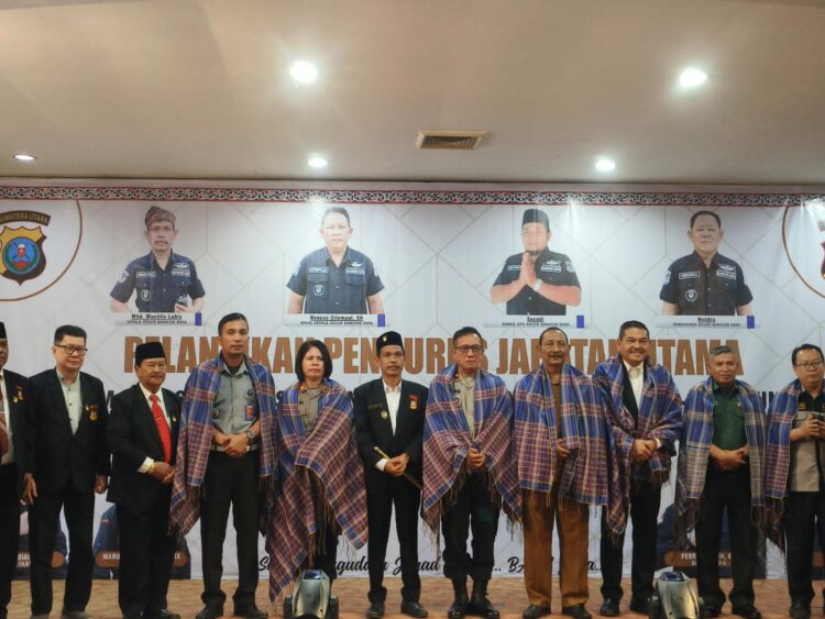 Wakapolres Simalungun KOMPOL Efianto, S.H., M.H. mewakili Kapolres Simalungun AKBP Ronald F.C Sipayung, S.H., S.I.K., M.H., melaksanakan pelantikan pengurus Jabatan Utama BANKOM RAYA Siantar-Simalungun periode 2023-2028 dan Rapat Kerja BANKOM RAYA tahun 2023, serta pelantikan Srikandi BARA. Acara ini dilaksanakan pada hari Selasa, tanggal 14 November 2023, mulai pukul 09:00 Wib di Convention Siantar Hotel, Jalan WR Supratman, Pematang Siantar.