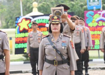 Kompol Farida Farilla saat serah terima jabatan yang dipimpin oleh Kapolres PALI AKBP Khairu Nasrudin, S.I.K, M.H, berlangsung di halaman Mapolres PALI, diikuti oleh seluruh PJU dan personil Polres PALI, Senin (13/11/2023).