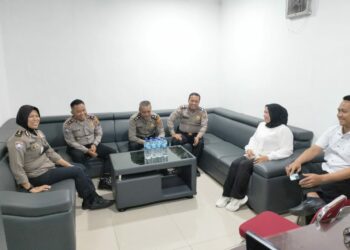 BINCANG-BINCANG: Kasat Binmas Polrestabes Medan Kompol Kamdani didampingi Perwira dan personel berbincang-bincang dengan Sekretaris Desa Sari Saraswati di Kantor Desa Sentis, Kecamatan Percut Sei Tuan, Deliserdang, Rabu (15/11/2023).(Foto Dok/Polrestabes)