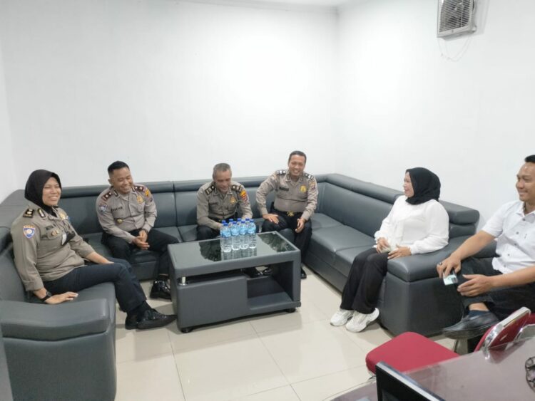 BINCANG-BINCANG: Kasat Binmas Polrestabes Medan Kompol Kamdani didampingi Perwira dan personel berbincang-bincang dengan Sekretaris Desa Sari Saraswati di Kantor Desa Sentis, Kecamatan Percut Sei Tuan, Deliserdang, Rabu (15/11/2023).(Foto Dok/Polrestabes)