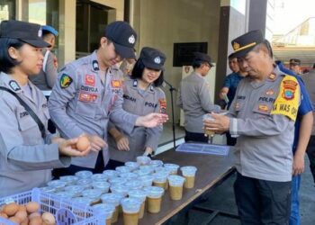 Seluruh personel Polresta Manado yang terlibat dalam Operasi Mantap Brata (OMB) kini mendapatkan dukungan logistik yang signifikan untuk menjaga kesehatan mereka. Sebagai bentuk perhatian terhadap kondisi fisik dan kebugaran personel, pihak kepolisian telah menyediakan pasokan makanan tambahan dan vitamin, Rabu (15/11/2023).
