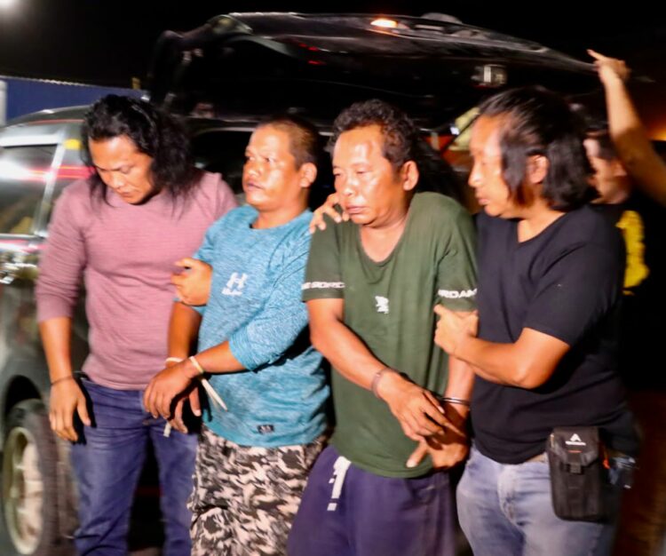 DITANGKAP: Polisi menangkap pelaku pencurian pipa milik Pertamina berinisial AS, BS dan BN di daerah Kabupaten Deliserdang, Rabu (15/11/2023). (Foto Dok/ Polda Sumut)
