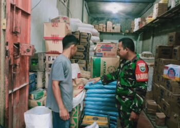 Babinsa Koramil 06 samudera Kodim 0103/Aceh Utara, Serka Aidil Syah Nasution melaksanakan pengecekan ketersediaan harga sembako kebutuhan pokok secara langsung di pasar tradisional di Kecamatan Samudera Kabupaten Aceh Utara, Kamis (16/11/2023).