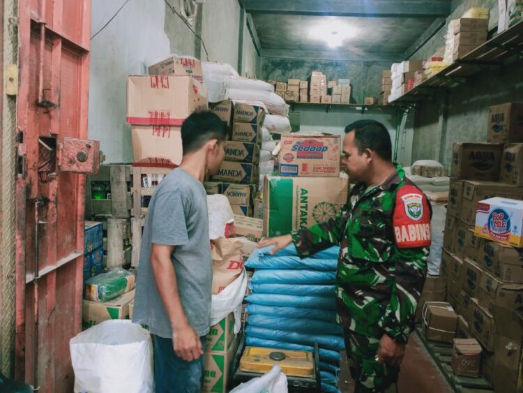 Babinsa Koramil 06 samudera Kodim 0103/Aceh Utara, Serka Aidil Syah Nasution melaksanakan pengecekan ketersediaan harga sembako kebutuhan pokok secara langsung di pasar tradisional di Kecamatan Samudera Kabupaten Aceh Utara, Kamis (16/11/2023).