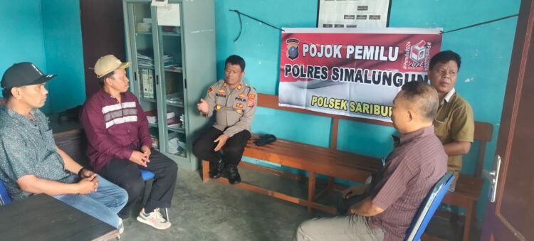 Kapolsek Saribudolok AKP Nelson Manurung, S.H., melakukan kunjungan (Pojok Pemilu) ke Kantor Pangulu Nagori Silimakuta Barat, Kecamatan Pamatang Silimahuta, Kabupaten Simalungun pada hari Kamis, 16 November 2023.