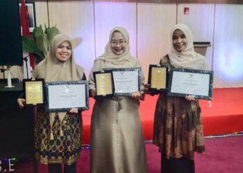 Dua pegawai Rumah Sakit Umum Daerah (RSUD) Kota Sabang, berhasil meraih penghargaan sebagai Tenaga Kesehatan Teladan (Nakesdan) tahun 2023, Tingkat Provinsi Aceh. Masing-masing nakesdan tersebut yakni Dr. Cut Meutia Aisywani, Sp.A, M.Si.Med, menjadi Peringkat I Tenaga Dokter Spesialis Teladan RSUD tahun 2023, dengan program Inovasi Dokter BETAH (Berbakti, Tangguh, dan Tetap Bersahaja). Kemudian, Mainarti Ekasari, S.Farm, Apt, menjadi Peringkat II Tenaga Kefarmasian Teladan RSUD Provinsi Aceh 2023, dengan inovasinya optimalisasi penyimpanan HA (High Alert) dan LASA (Look Alike Sound Alike) di instalasi farmasi Rumah Sakit Umum Daerah Kota Sabang.