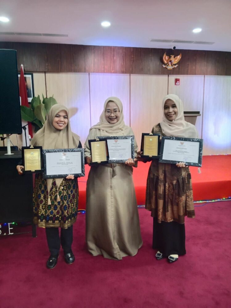 Dua pegawai Rumah Sakit Umum Daerah (RSUD) Kota Sabang, berhasil meraih penghargaan sebagai Tenaga Kesehatan Teladan (Nakesdan) tahun 2023, Tingkat Provinsi Aceh. Masing-masing nakesdan tersebut yakni Dr. Cut Meutia Aisywani, Sp.A, M.Si.Med, menjadi Peringkat I Tenaga Dokter Spesialis Teladan RSUD tahun 2023, dengan program Inovasi Dokter BETAH (Berbakti, Tangguh, dan Tetap Bersahaja). Kemudian, Mainarti Ekasari, S.Farm, Apt, menjadi Peringkat II Tenaga Kefarmasian Teladan RSUD Provinsi Aceh 2023, dengan inovasinya optimalisasi penyimpanan HA (High Alert) dan LASA (Look Alike Sound Alike) di instalasi farmasi Rumah Sakit Umum Daerah Kota Sabang.