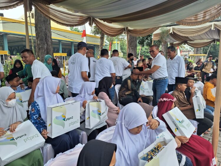 PT. Perkebunan Nusantara II (PTPN-2) menggelar bakti sosial di Halaman Masjid Ubudiyah Aulawiyah Kecamatan Tanjung Morawa, Kamis (16/11/2023).