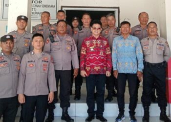 Anggota Satgas berinteraksi secara langsung dengan masyarakat setempat untuk memastikan situasi tetap aman dan terkendali, Kamis (16/11/2023).