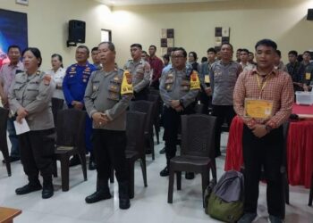 Suasana kebersamaan dan keberagaman tampak begitu nyata di Aula Polresta Manado. Ibadah oikumene, yang diikuti oleh anggota polresta yang beragama Kristiani/Nasrani, menghiasi momen tersebut dengan keindahan keberagaman. Pada hari Kamis, 16 November 2023.