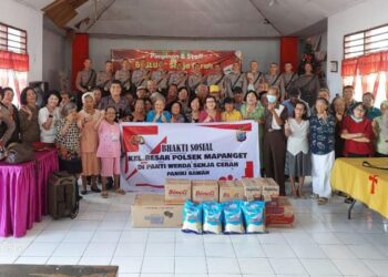 Aula Balai Penyantunan Sosial Lanjut Usia Terlantar Senja Ceria Mapanget, Kelurahan Paniki Bawah Kec. Mapanget, menjadi saksi kegiatan Ibadah Bersama dan Bakti Sosial yang diadakan oleh Keluarga Besar Polsek Mapanget, Kamis (16/11/2023).