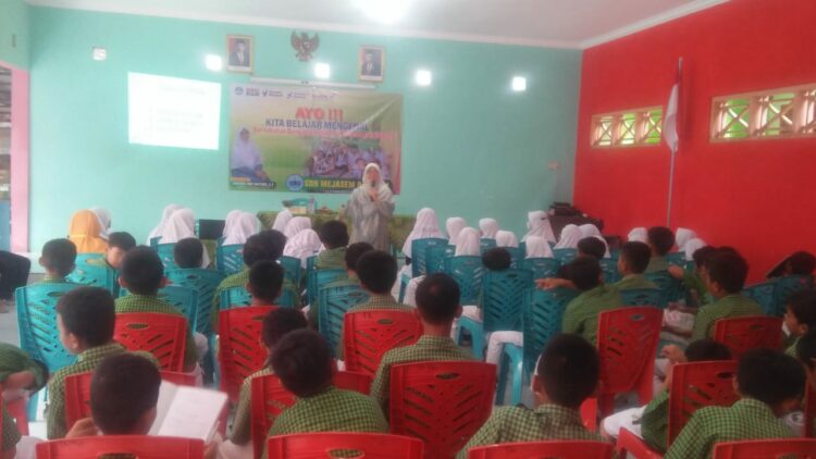 Sebagai upaya guna mencegah adanya tindakan Bullying dilingkungan SD Mejasem Barat 01, perlu adanya upaya. Salah satunya dengan mengikutkan para Siswa seminar dengan tema" Ayo kita belajar mengenal bersahabat dengan emosi untuk mencegah Bullying". Kegiatan seminar yang diadakan pagi (16/11/2023l diikuti 86 siswa siswi kelas 2,3,4,5 dan 6.