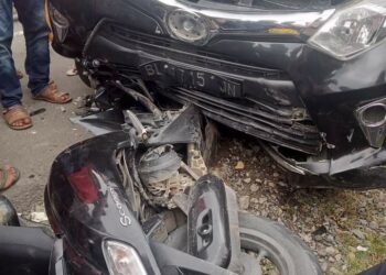 Kecelakaan lalu lintas terjadi di Gampong Tumpok Mesjid, Kecamatan Paya Bakong, Aceh Utara pada kamis siang, (16/11/2023). Tabrakan naas antara sepeda motor dan minibus tersebut melibatkan 3 pelajar yang diketahui masih duduk di bangku SMP dengan seorang pengendara mobil.