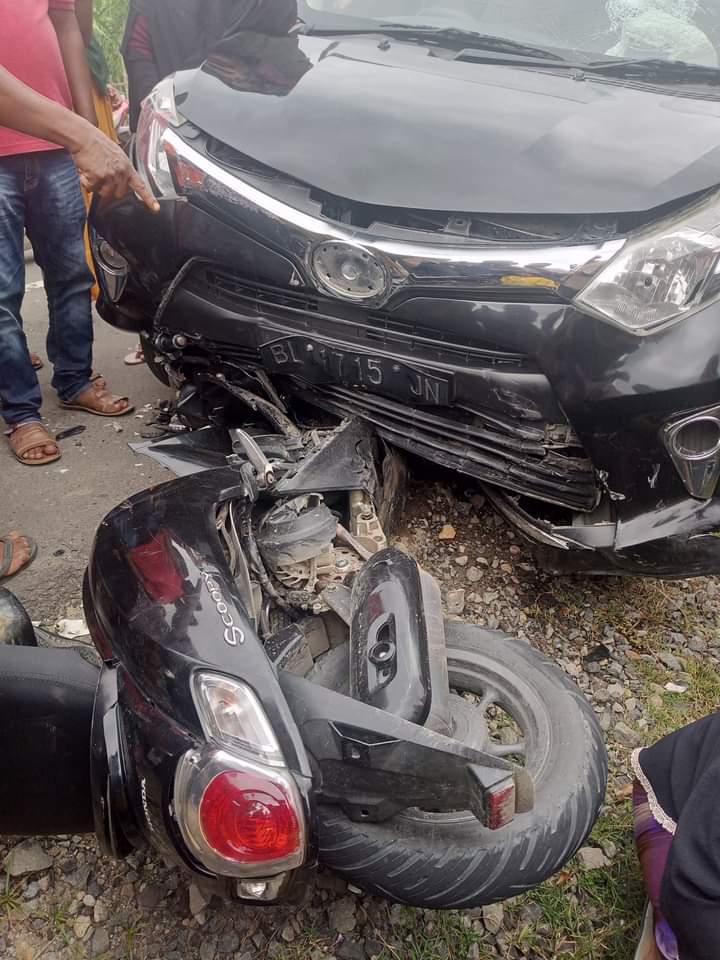 Kecelakaan lalu lintas terjadi di Gampong Tumpok Mesjid, Kecamatan Paya Bakong, Aceh Utara pada kamis siang, (16/11/2023). Tabrakan naas antara sepeda motor dan minibus tersebut melibatkan 3 pelajar yang diketahui masih duduk di bangku SMP dengan seorang pengendara mobil.
