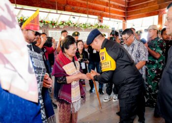 BELANGSUNGKAWA: Kapolda Sumut, Irjen Pol Agung Setya Imam Effendi, mengucapkan turut berbelasungkawa atas wafatnya Letnan Jenderal (Letjen) TNI (Purn) Tiopan Bernhard (TB) Silalahi kepada pihak keluarga saat pemakaman di Balige, Kamis (16/11/2022). (Foto Dok/ Polda Sumut)