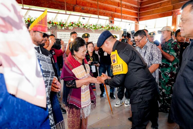 BELANGSUNGKAWA: Kapolda Sumut, Irjen Pol Agung Setya Imam Effendi, mengucapkan turut berbelasungkawa atas wafatnya Letnan Jenderal (Letjen) TNI (Purn) Tiopan Bernhard (TB) Silalahi kepada pihak keluarga saat pemakaman di Balige, Kamis (16/11/2022). (Foto Dok/ Polda Sumut)