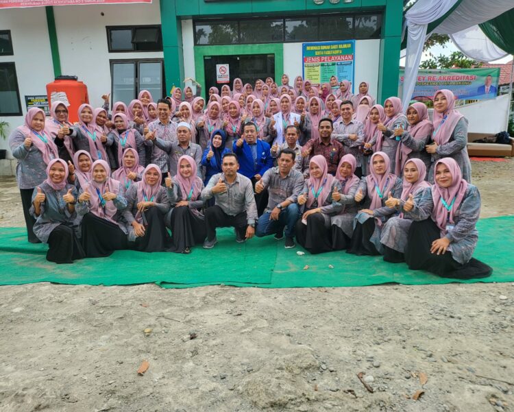 Puskesmas Paya Bakong dari Tanggal 14 November sampai 16 November 2023, di lakukan kembali penilaian dari berbagai aspek pelayanan KMP, UKM dan UKP disebut juga Re-Akreditasi, Kepala Dinas Kesehatan, Amir Syarifuddin, SKM.,MM beserta Kabid Kesmas dan Tim TPCB turut hadir pada acara pembukaan dan penutupan.