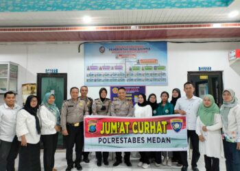 JUMAT CURHAT: Kasat Binmas Polrestabes Medan Kompol Kamdani menggelar kegiatan Jumat Curhat bersama dengan warga Desa Saentis, Kecamatan Percut Sei Tuan, Deliserdang, di Kantor Desa, Jumat (17/11/2023).(Foto Dok/Polrestabes)