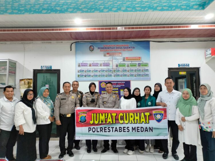JUMAT CURHAT: Kasat Binmas Polrestabes Medan Kompol Kamdani menggelar kegiatan Jumat Curhat bersama dengan warga Desa Saentis, Kecamatan Percut Sei Tuan, Deliserdang, di Kantor Desa, Jumat (17/11/2023).(Foto Dok/Polrestabes)