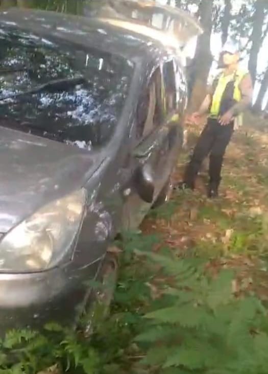 DIAMANKAN : Personel Unit Gakkum Satlantas Polres Sergai menemukan mobil terduga pelaku tabrak lari yang ditinggalkankan pengemudinya di tengah areal kebun karet di Dusun I Senayan Desa Simpang Empat, Kecamatan Seirampah untuk selanjutnya diamankan di Unit Gakkum sebagai barang bukti, Kamis (16/11/2023). (Foto Dok/Humas Polres Sergai)