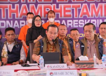 Satgas Penanggulangan Narkoba Bareskrim Polri dan Polda jajaran memaparkan perkembangan penanganan terbaru kasus narkoba, Jumat (17/11/23) yang dipimpin Kepala Satuan Tugas (Kasatgas) Penanggulangan Narkoba, Irjen Asep Edi Suheri (foto : Dok/Div Humas Polri)