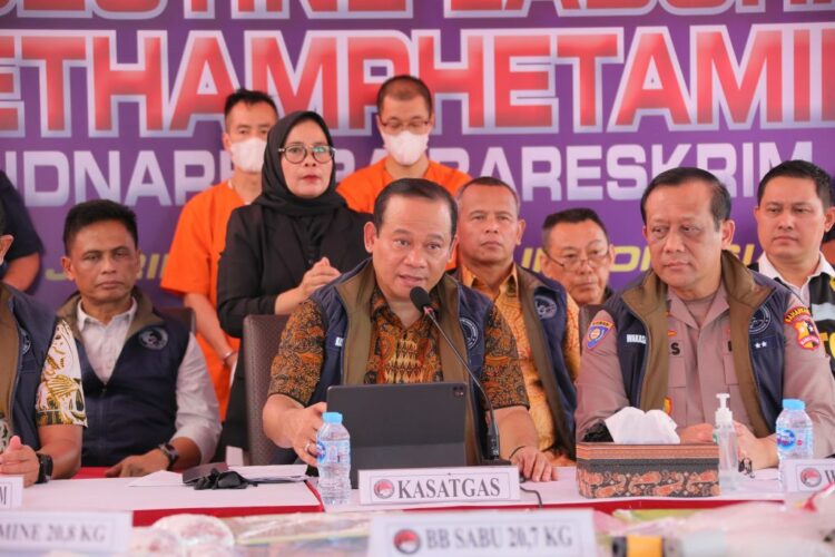 Satgas Penanggulangan Narkoba Bareskrim Polri dan Polda jajaran memaparkan perkembangan penanganan terbaru kasus narkoba, Jumat (17/11/23) yang dipimpin Kepala Satuan Tugas (Kasatgas) Penanggulangan Narkoba, Irjen Asep Edi Suheri (foto : Dok/Div Humas Polri)