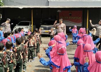 Polsek Bukateja, Polres Purbalingga menggelar kegiatan Polisi Sahabat Anak (PSA), saat dikunjungi puluhan siswa dari Bustanul Athfal (BA) Aisyiyah Bajong, Jumat (17/11/2023) pagi.
