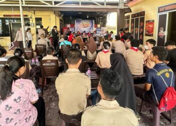 Polresta Manado semakin intensif dalam menjalankan program Jumat Bacirita dengan fokus membahas isu kamtibmas di sekitar lingkungan sekolah. Kegiatan ini dilaksanakan sebagai upaya penguatan keamanan dan ketertiban masyarakat di wilayah tersebut, Jumat (17/11/2023).
